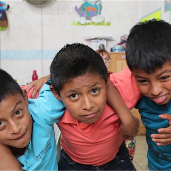 École des sourds du Pérou Signing 17