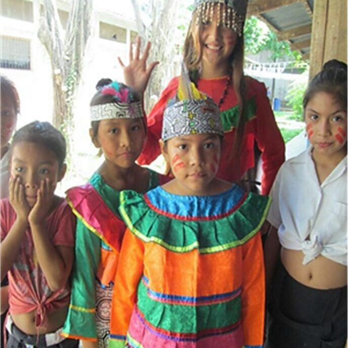 École des sourds du Pérou Signing 4
